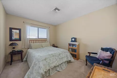 Bedroom - 28200 Stallion Springs Dr, Tehachapi, CA 93561 photo 1 of 6