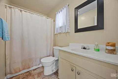 Bath - 28200 Stallion Springs Dr, Tehachapi, CA 93561 photo 2 of 2