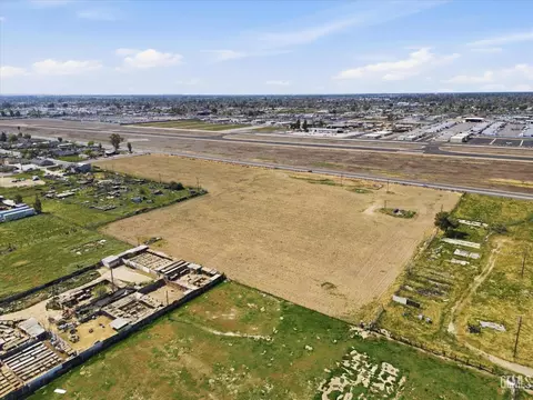900 E Planz Rd, Bakersfield, CA 93307 photo 12
