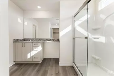 Bath - 7806 Grapefruit Dr, Bakersfield, CA 93313 photo 1 of 2
