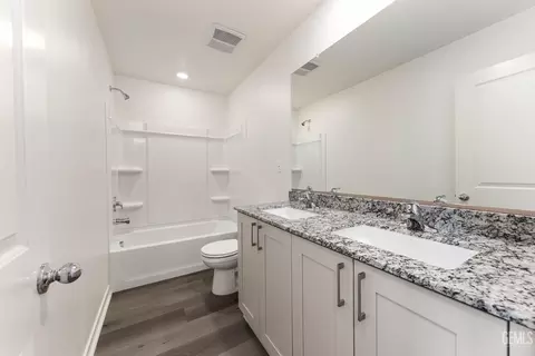 Bath - 7806 Grapefruit Dr, Bakersfield, CA 93313 photo 2 of 2