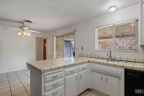 Kitchen - 600 Sunset Ln, Taft, CA 93268 photo 2 of 2