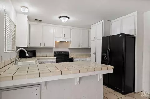 Kitchen - 600 Sunset Ln, Taft, CA 93268 photo 1 of 2