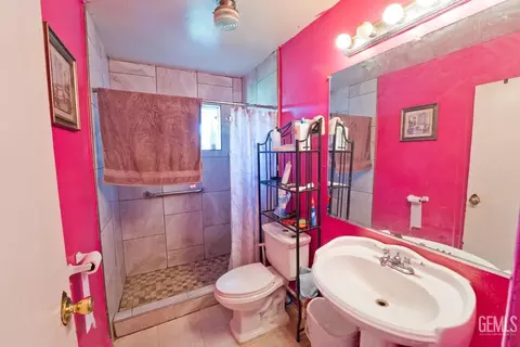 Bath - 18695 Beech Ave, Shafter, CA 93263 photo 1 of 1