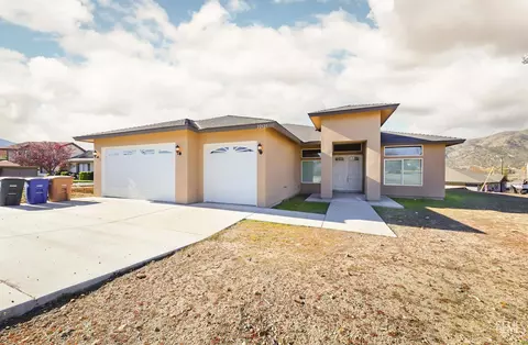 Exterior - 22621 Pam Ct, Tehachapi, CA 93561 photo 3 of 5