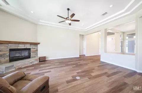 Living - 22621 Pam Ct, Tehachapi, CA 93561 photo 1 of 2