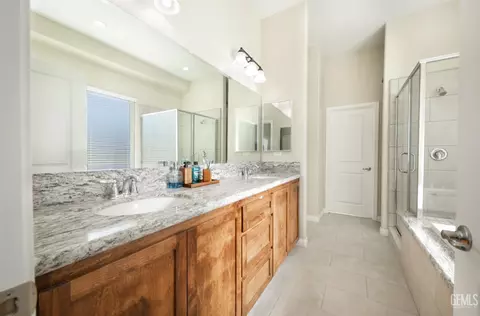 Bath - 22621 Pam Ct, Tehachapi, CA 93561 photo 2 of 3