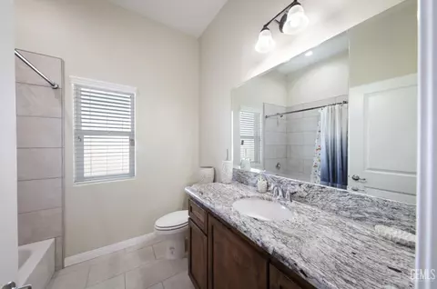 Bath - 22621 Pam Ct, Tehachapi, CA 93561 photo 1 of 3
