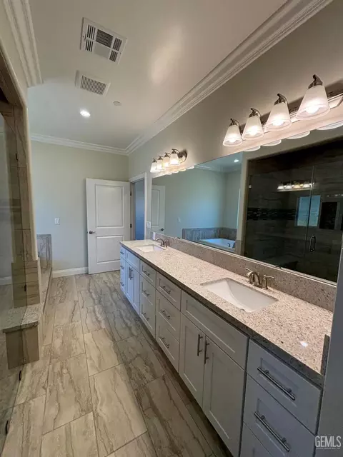 Bath - 21831 San Gabriel Dr, Tehachapi, CA 93561 photo 7 of 14