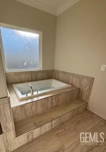 Bath - 21831 San Gabriel Dr, Tehachapi, CA 93561 photo 9 of 14