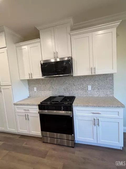 Kitchen - 21831 San Gabriel Dr, Tehachapi, CA 93561 photo 3 of 3