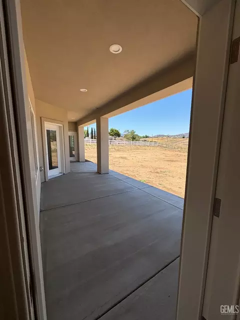 Exterior - 21831 San Gabriel Dr, Tehachapi, CA 93561 photo 7 of 8
