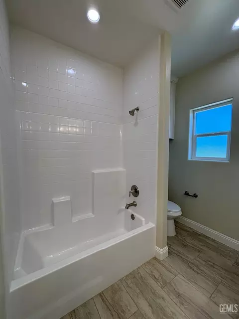 Bath - 21831 San Gabriel Dr, Tehachapi, CA 93561 photo 5 of 14