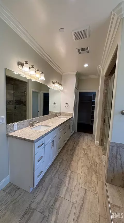 Bath - 21831 San Gabriel Dr, Tehachapi, CA 93561 photo 12 of 14