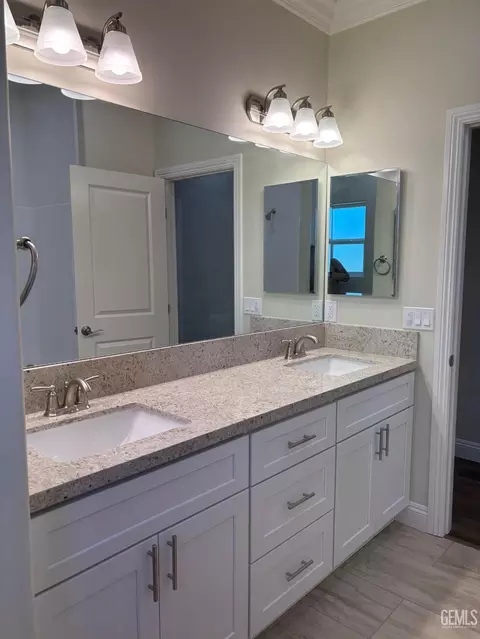 Bath - 21831 San Gabriel Dr, Tehachapi, CA 93561 photo 2 of 14