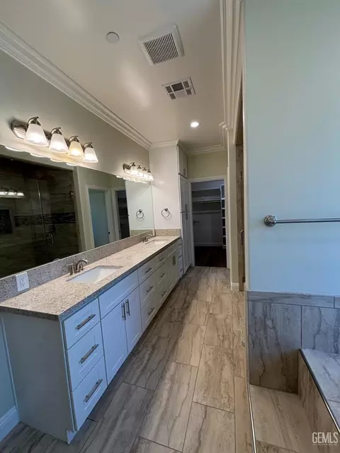 Bath - 21831 San Gabriel Dr, Tehachapi, CA 93561 photo 6 of 14