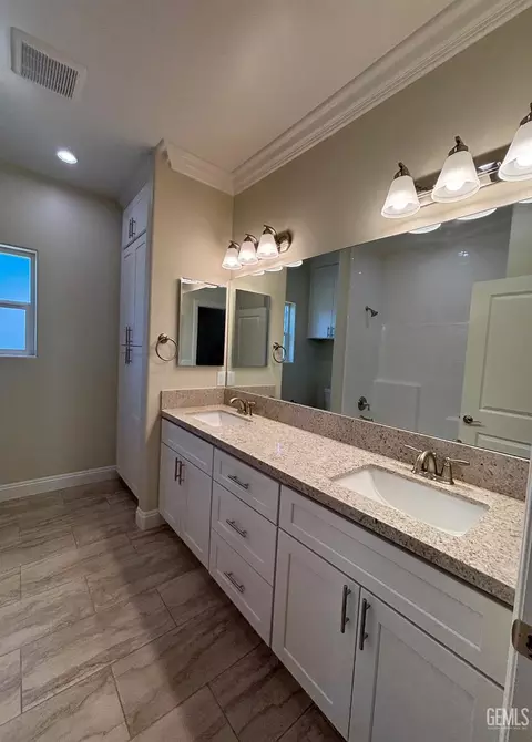 Bath - 21831 San Gabriel Dr, Tehachapi, CA 93561 photo 4 of 14