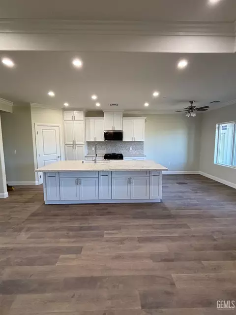 Kitchen - 21831 San Gabriel Dr, Tehachapi, CA 93561 photo 1 of 3