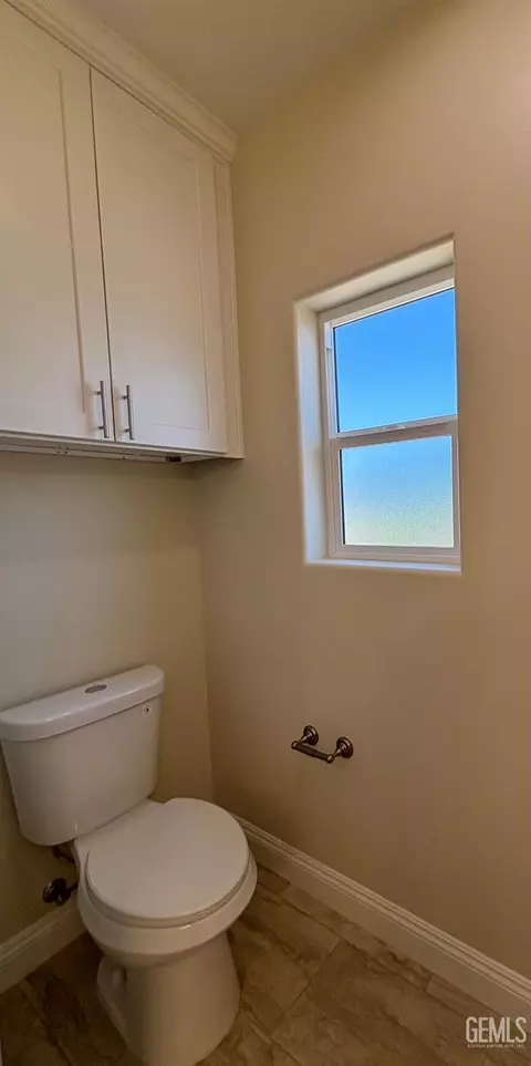 Bath - 21831 San Gabriel Dr, Tehachapi, CA 93561 photo 1 of 14