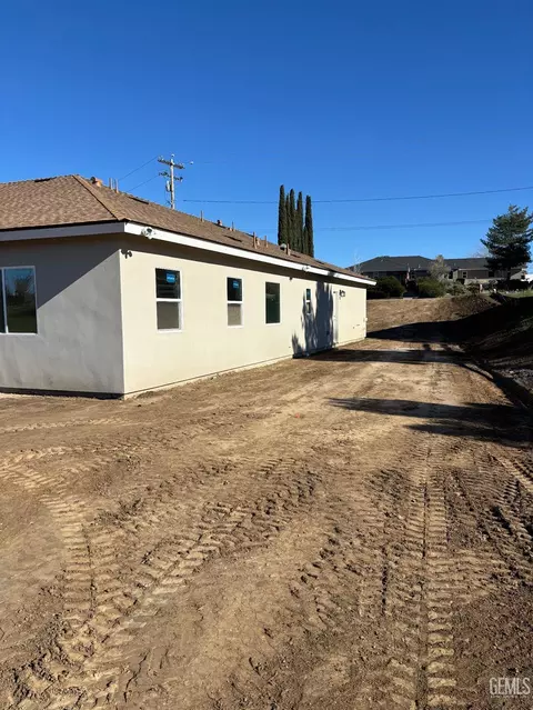 Exterior - 21831 San Gabriel Dr, Tehachapi, CA 93561 photo 3 of 8