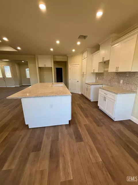 Kitchen - 21831 San Gabriel Dr, Tehachapi, CA 93561 photo 2 of 3