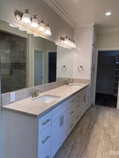 Bath - 21831 San Gabriel Dr, Tehachapi, CA 93561 photo 13 of 14