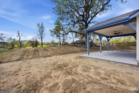 Exterior - 28840 Birkdale Ct, Tehachapi, CA 93561 photo 6 of 9