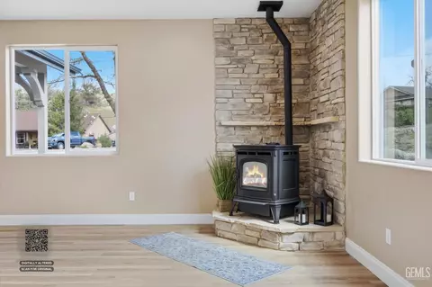 Living - 28840 Birkdale Ct, Tehachapi, CA 93561 photo 4 of 7