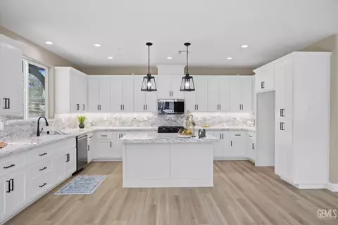 Kitchen - 28840 Birkdale Ct, Tehachapi, CA 93561 photo 2 of 7