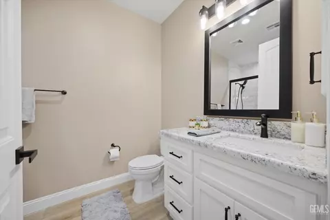 Bath - 28840 Birkdale Ct, Tehachapi, CA 93561 photo 3 of 4