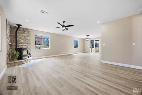 Living - 28840 Birkdale Ct, Tehachapi, CA 93561 photo 2 of 7