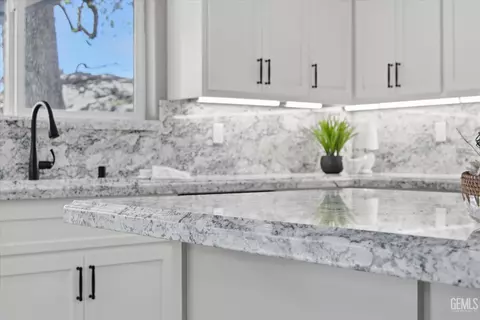 Kitchen - 28840 Birkdale Ct, Tehachapi, CA 93561 photo 6 of 7