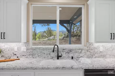 Kitchen - 28840 Birkdale Ct, Tehachapi, CA 93561 photo 7 of 7
