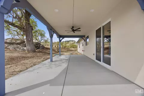 Exterior - 28840 Birkdale Ct, Tehachapi, CA 93561 photo 5 of 9
