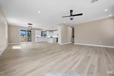 Living - 28840 Birkdale Ct, Tehachapi, CA 93561 photo 6 of 7