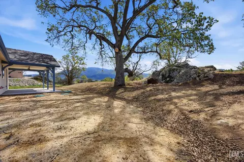 Exterior - 28840 Birkdale Ct, Tehachapi, CA 93561 photo 8 of 9