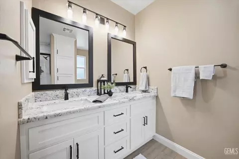 Bath - 28840 Birkdale Ct, Tehachapi, CA 93561 photo 1 of 4