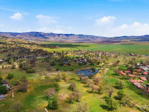 View/Area - 28840 Birkdale Ct, Tehachapi, CA 93561 photo 4 of 4