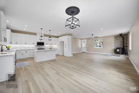 Living - 28840 Birkdale Ct, Tehachapi, CA 93561 photo 5 of 7