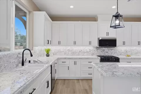 Kitchen - 28840 Birkdale Ct, Tehachapi, CA 93561 photo 5 of 7