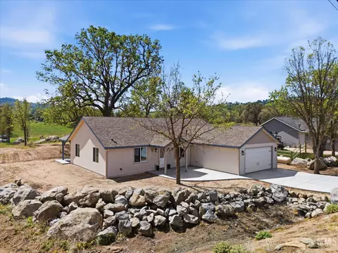 Exterior - 28840 Birkdale Ct, Tehachapi, CA 93561 photo 2 of 9