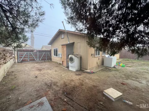 Exterior - 306 B St, Taft, CA 93268 photo 11 of 15