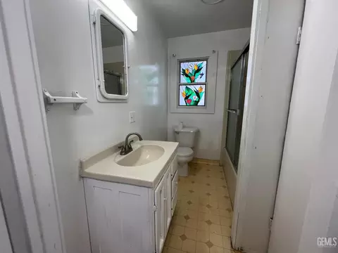 Bath - 306 B St, Taft, CA 93268 photo 1 of 10
