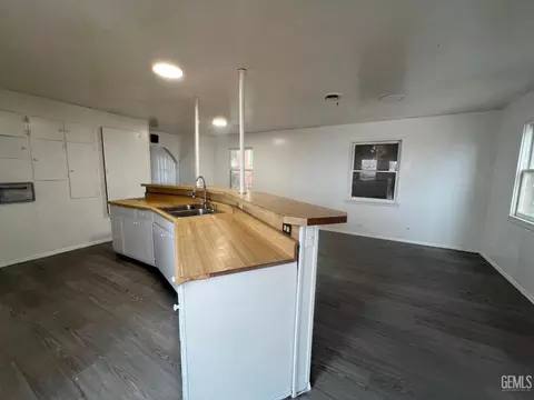 Living - 306 B St, Taft, CA 93268 photo 8 of 8
