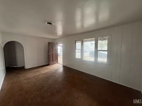 Living - 306 B St, Taft, CA 93268 photo 3 of 8