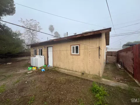 Exterior - 306 B St, Taft, CA 93268 photo 12 of 15