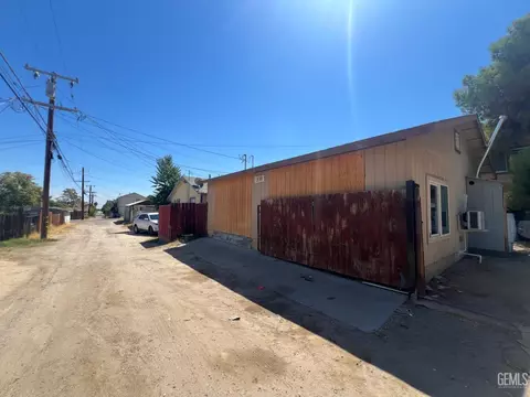 Exterior - 306 B St, Taft, CA 93268 photo 14 of 15