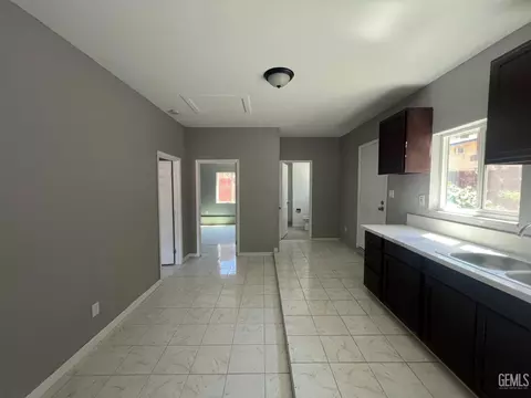 Entry Way - 306 B St, Taft, CA 93268 photo 2 of 2
