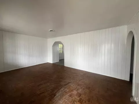 Living - 306 B St, Taft, CA 93268 photo 2 of 8