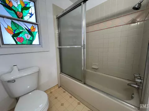 Bath - 306 B St, Taft, CA 93268 photo 2 of 10